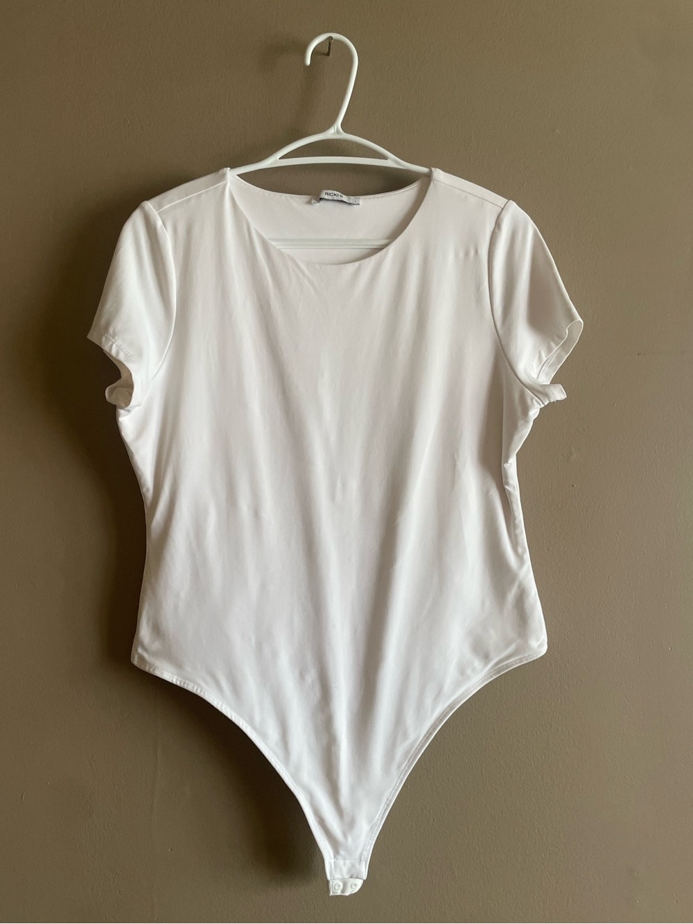 Ricki's White Short Sleeve Double Lined Bodysuit Nylon/Spandex – Size Large EUC